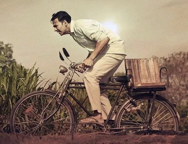 41岁“变态男”穿卫生巾上街，全村*攻围**，最终却让5亿女人为他欢呼？