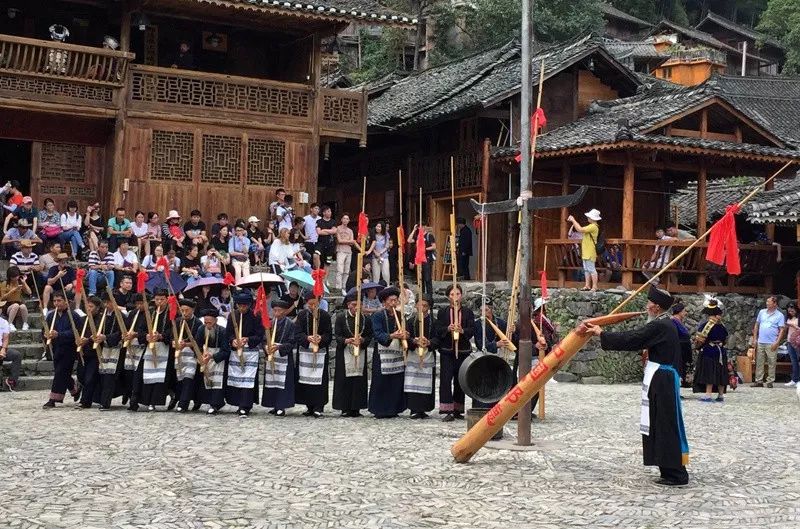 黔东南+黔西南经典八日游—昆明—马岭河峡谷—万峰林—黄果树瀑布—荔波小七孔—千户苗寨—镇远古镇—梵净山—石阡温泉