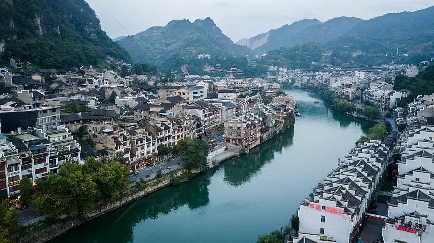 黔东南+黔西南经典八日游—昆明—马岭河峡谷—万峰林—黄果树瀑布—荔波小七孔—千户苗寨—镇远古镇—梵净山—石阡温泉