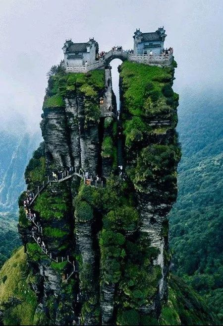 黔东南+黔西南经典八日游—昆明—马岭河峡谷—万峰林—黄果树瀑布—荔波小七孔—千户苗寨—镇远古镇—梵净山—石阡温泉