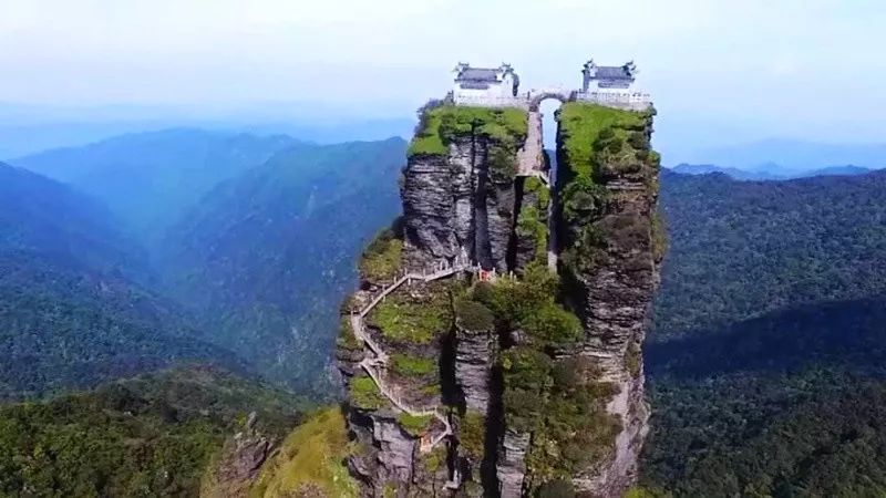 黔东南+黔西南经典八日游—昆明—马岭河峡谷—万峰林—黄果树瀑布—荔波小七孔—千户苗寨—镇远古镇—梵净山—石阡温泉