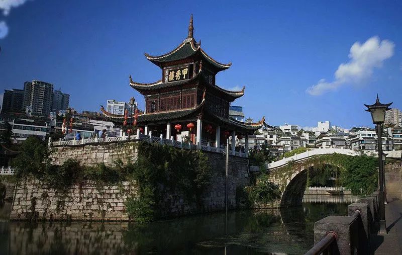 黔东南+黔西南经典八日游—昆明—马岭河峡谷—万峰林—黄果树瀑布—荔波小七孔—千户苗寨—镇远古镇—梵净山—石阡温泉