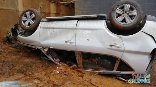 小轿车翻入桥下“四脚朝天”；奇葩零食你有“胆儿”吃吗？某餐馆推出独特菜肴“油炸空气”