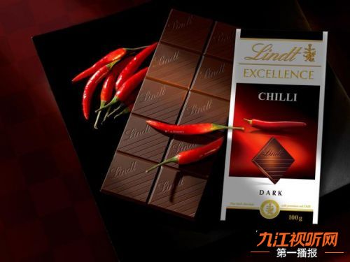 小轿车翻入桥下“四脚朝天”；奇葩零食你有“胆儿”吃吗？某餐馆推出独特菜肴“油炸空气”