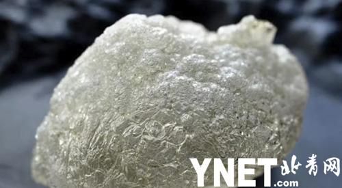 小轿车翻入桥下“四脚朝天”；奇葩零食你有“胆儿”吃吗？某餐馆推出独特菜肴“油炸空气”