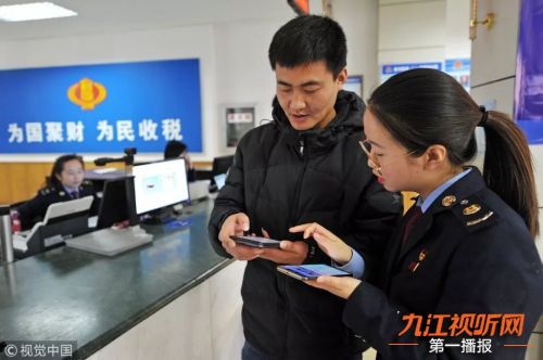 小轿车翻入桥下“四脚朝天”；奇葩零食你有“胆儿”吃吗？某餐馆推出独特菜肴“油炸空气”