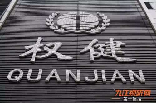 小轿车翻入桥下“四脚朝天”；奇葩零食你有“胆儿”吃吗？某餐馆推出独特菜肴“油炸空气”