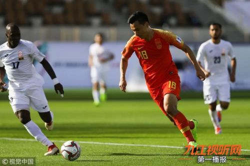 小轿车翻入桥下“四脚朝天”；奇葩零食你有“胆儿”吃吗？某餐馆推出独特菜肴“油炸空气”