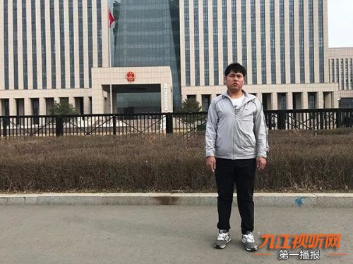 小轿车翻入桥下“四脚朝天”；奇葩零食你有“胆儿”吃吗？某餐馆推出独特菜肴“油炸空气”