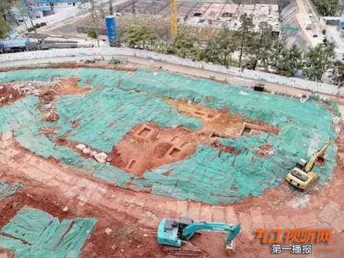 小轿车翻入桥下“四脚朝天”；奇葩零食你有“胆儿”吃吗？某餐馆推出独特菜肴“油炸空气”