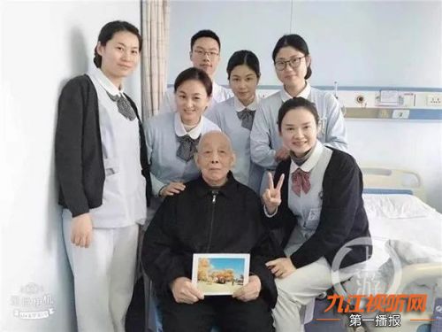 小轿车翻入桥下“四脚朝天”；奇葩零食你有“胆儿”吃吗？某餐馆推出独特菜肴“油炸空气”