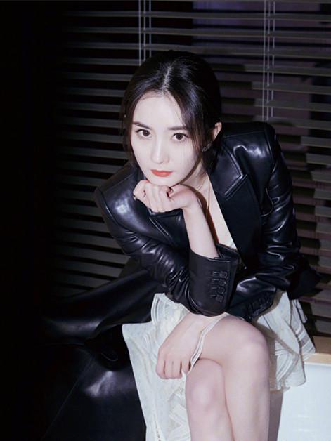 杨幂同款皮裙穿搭,杨幂上海杜莎夫人蜡像馆皮裙