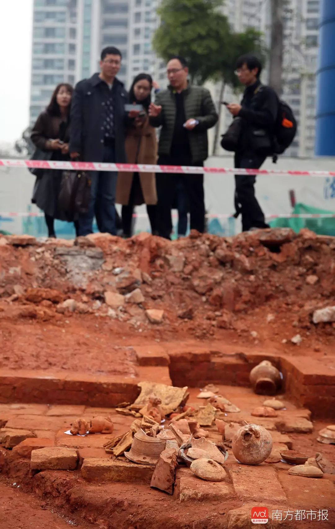 机智！中大老师坟头开课了！古墓附近还有惊人发现｜南都早餐