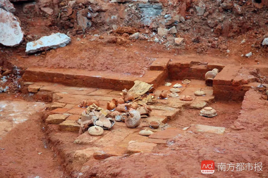 机智！中大老师坟头开课了！古墓附近还有惊人发现｜南都早餐