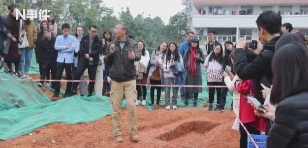 机智！中大老师坟头开课了！古墓附近还有惊人发现｜南都早餐
