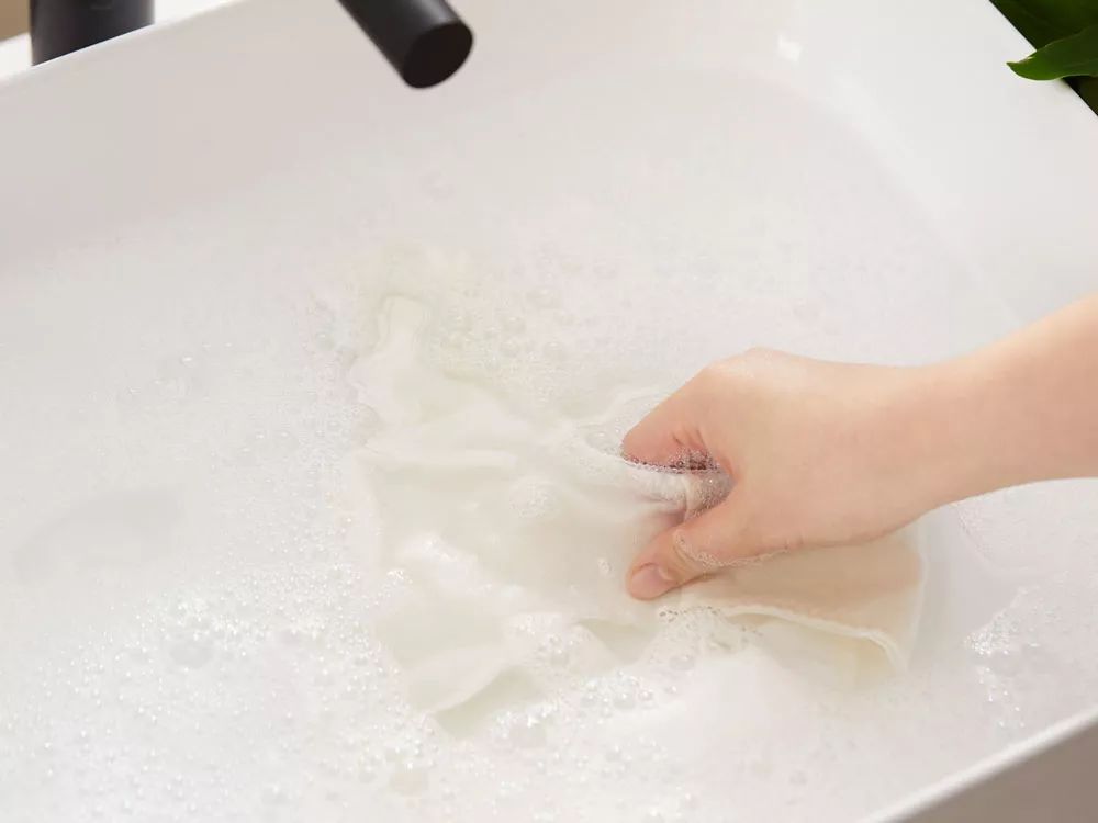 用洗衣液洗衣服最干净的方法,去除衣服毛絮的洗衣液