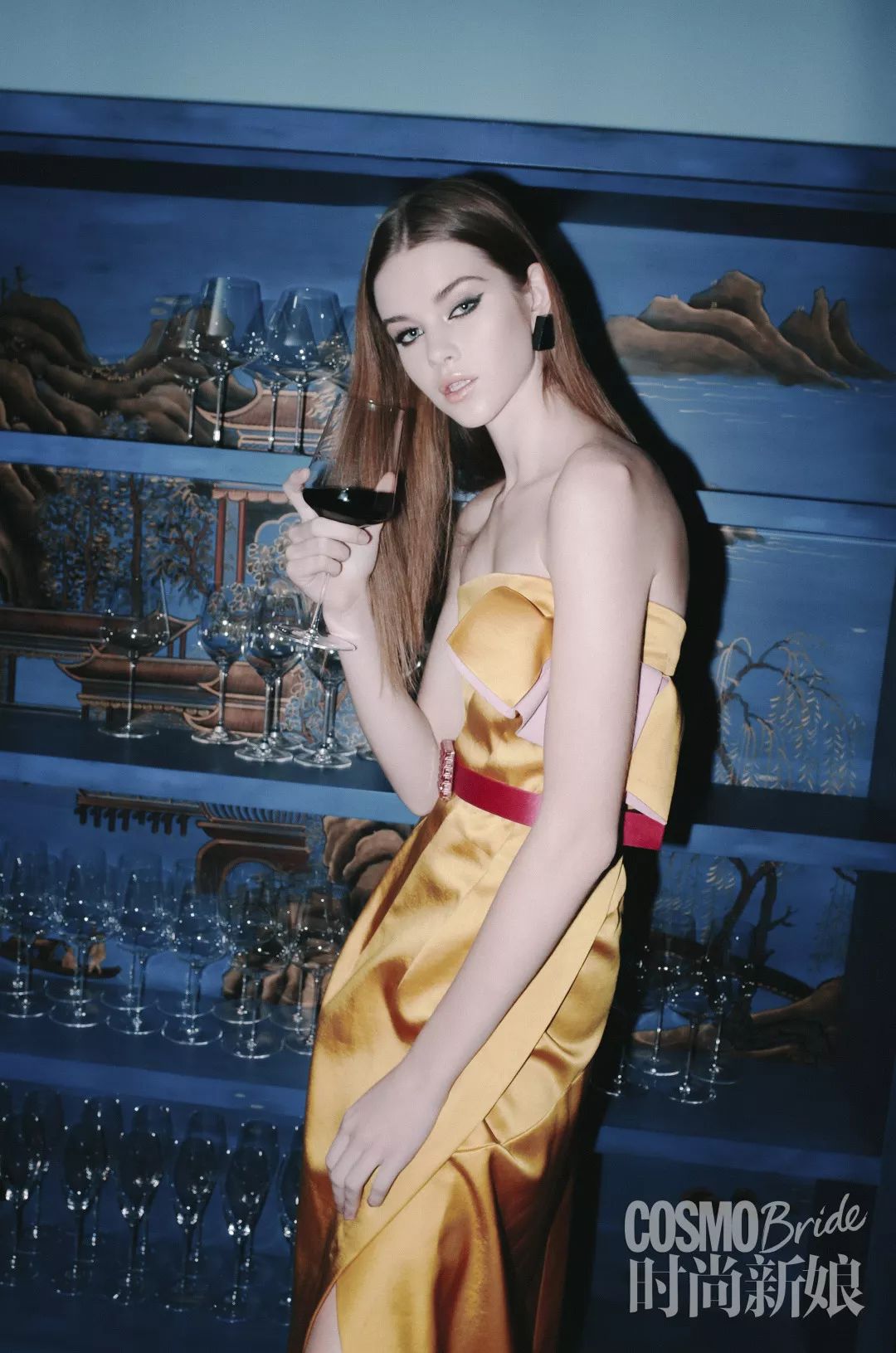 公司在年会上怎样穿着打扮更得体,职场员工参加公司年会怎么穿搭