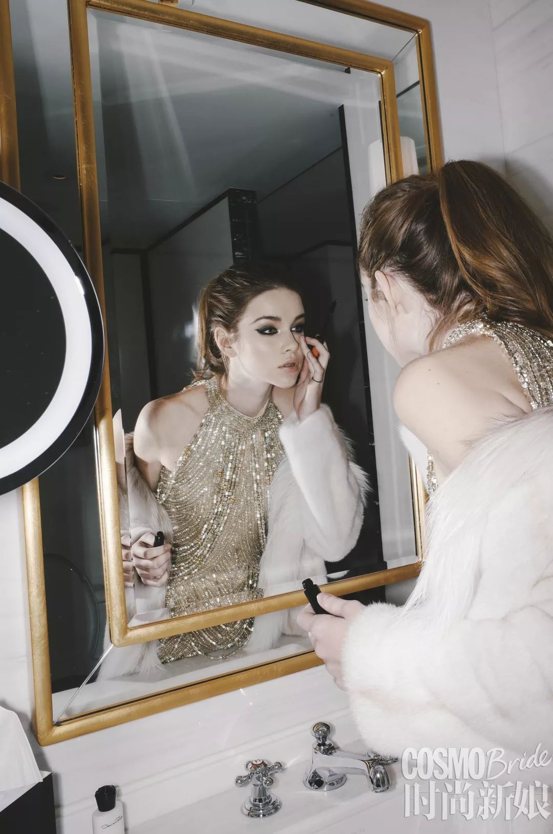 公司在年会上怎样穿着打扮更得体,职场员工参加公司年会怎么穿搭