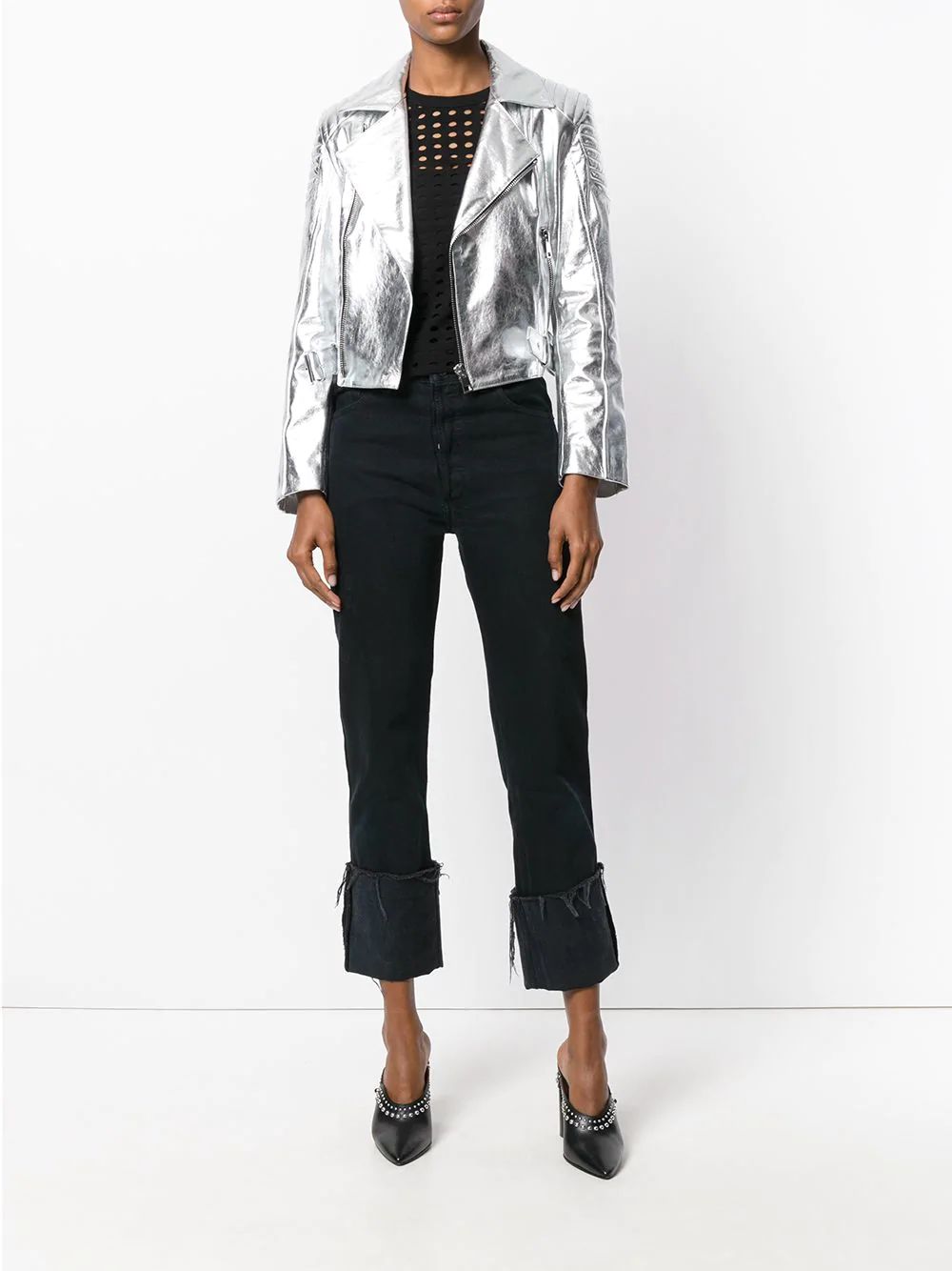 公司在年会上怎样穿着打扮更得体,职场员工参加公司年会怎么穿搭