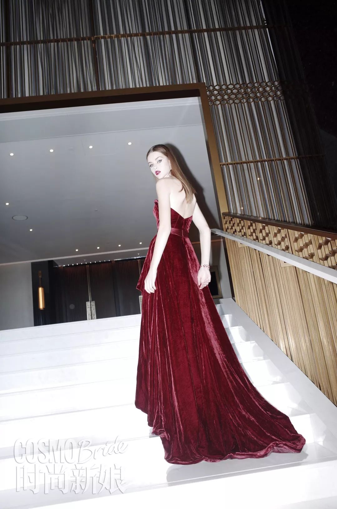 公司在年会上怎样穿着打扮更得体,职场员工参加公司年会怎么穿搭