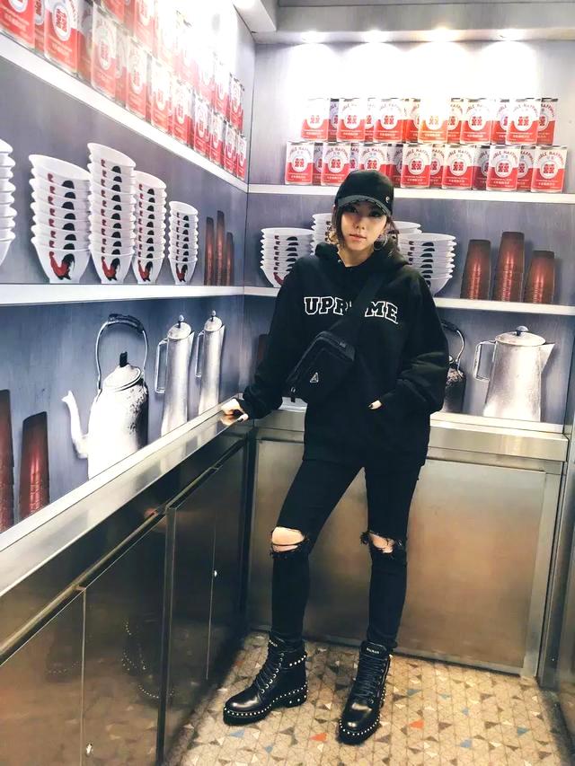 邓紫棋再次穿皮裤造型好霸气,邓紫棋皮裤穿搭图片