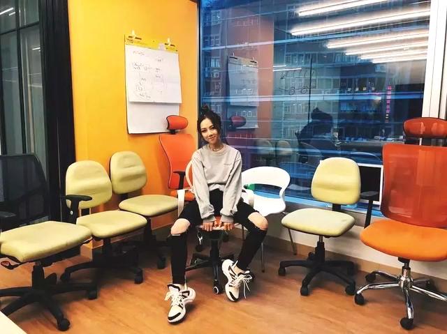 邓紫棋再次穿皮裤造型好霸气,邓紫棋皮裤穿搭图片