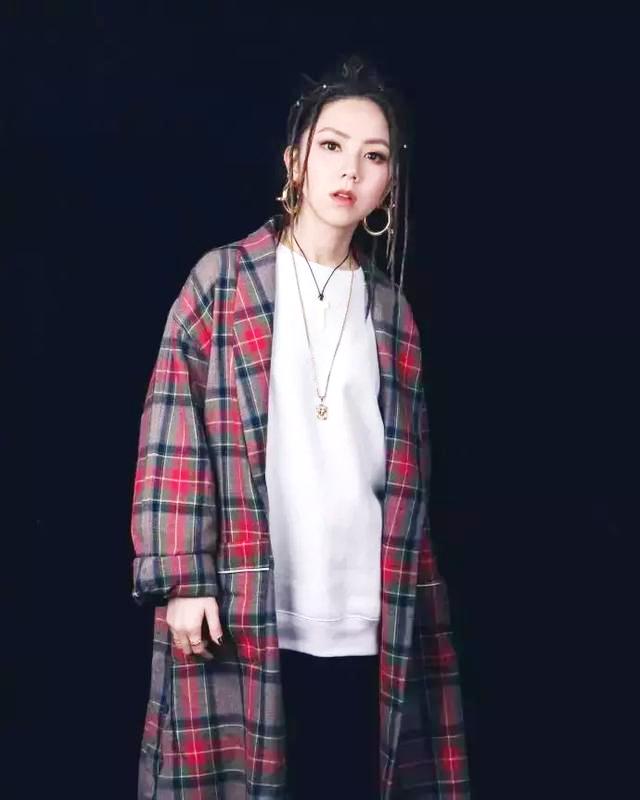 邓紫棋再次穿皮裤造型好霸气,邓紫棋皮裤穿搭图片