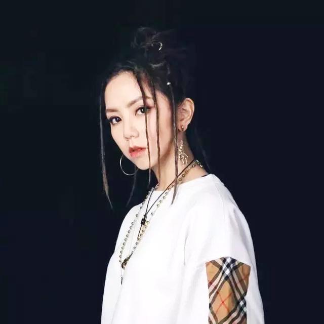 邓紫棋再次穿皮裤造型好霸气,邓紫棋皮裤穿搭图片