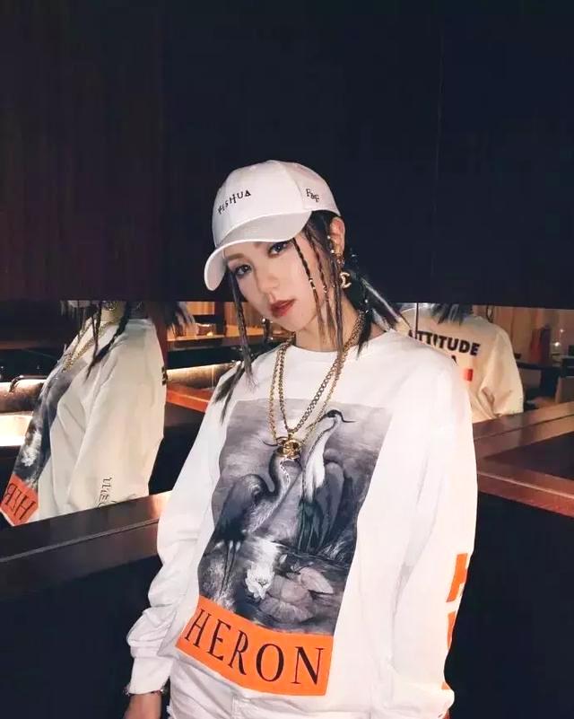 邓紫棋再次穿皮裤造型好霸气,邓紫棋皮裤穿搭图片