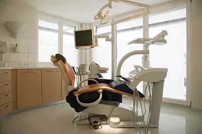 老年人镶牙拔牙可以用医保报销吗,种牙镶牙可以走医保吗