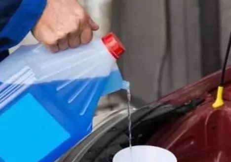 汽车保养防冻液和玻璃水怎么分,保养车的时候玻璃水是不是也换了