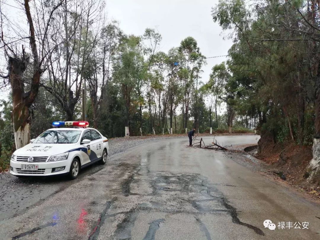 禄丰交警全力做好恶劣天气交通管理工作