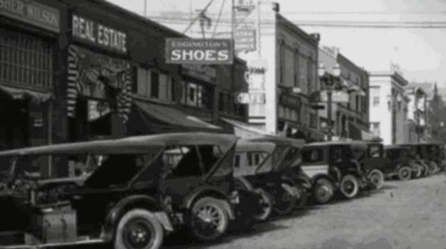 加油站百年演变史：从拖油瓶到女招待，为吸引顾客真是拼了