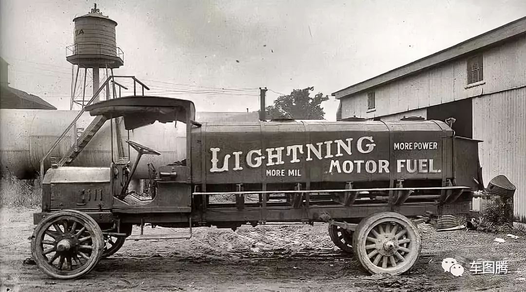 加油站百年演变史：从拖油瓶到女招待，为吸引顾客真是拼了