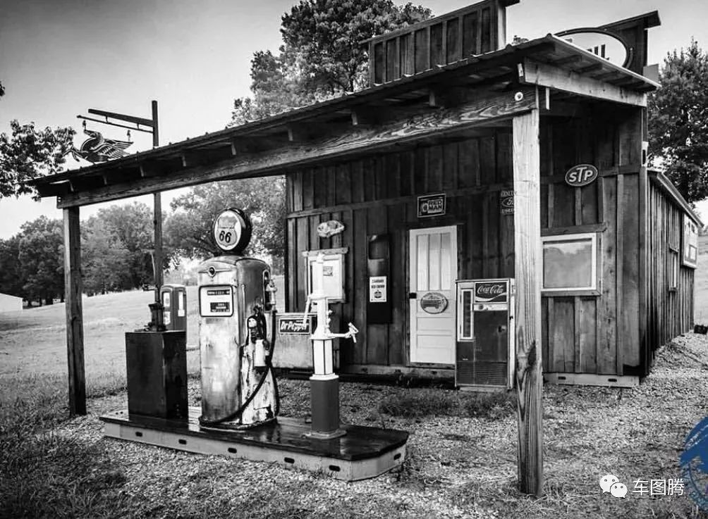 加油站百年演变史：从拖油瓶到女招待，为吸引顾客真是拼了