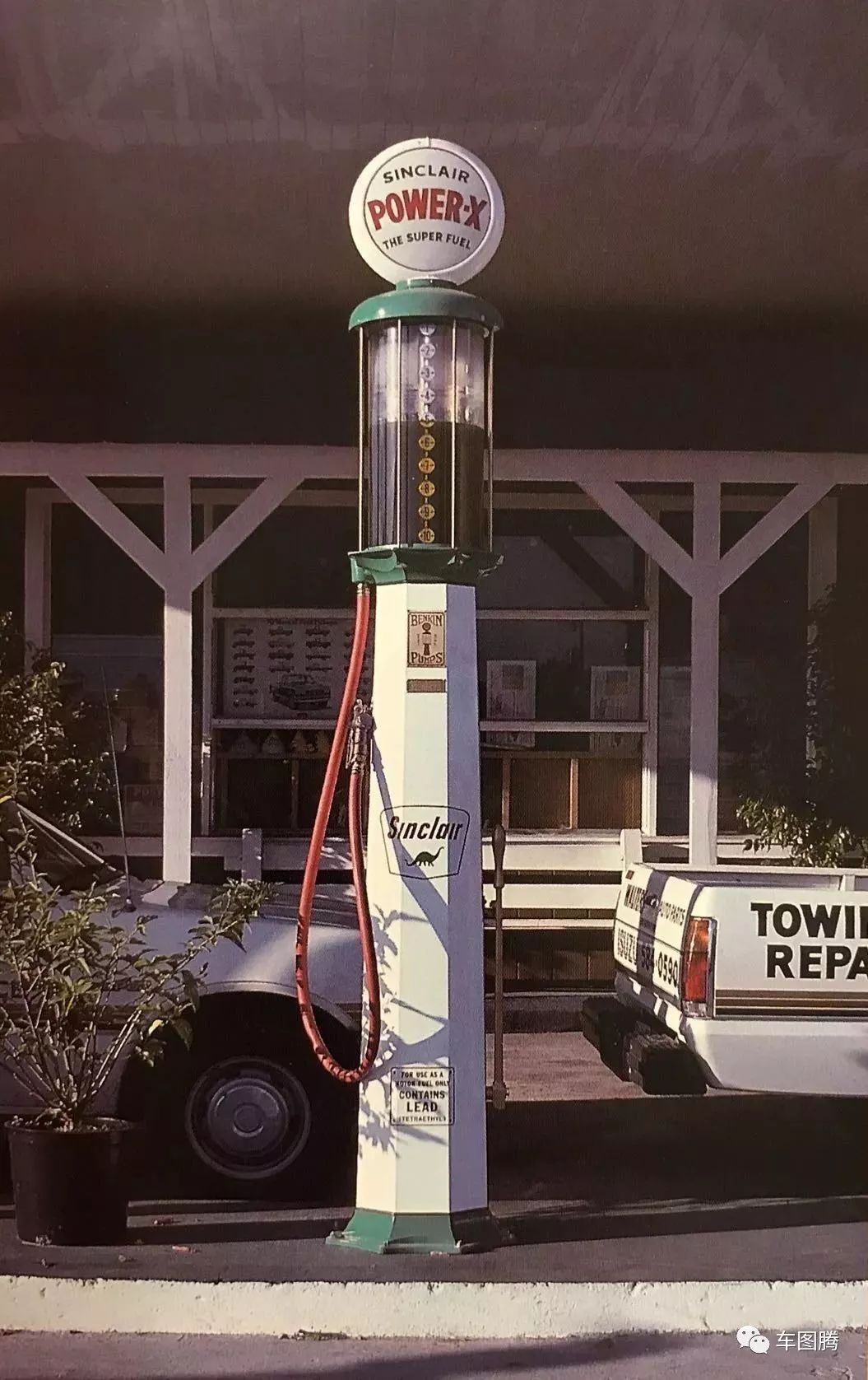 加油站百年演变史：从拖油瓶到女招待，为吸引顾客真是拼了