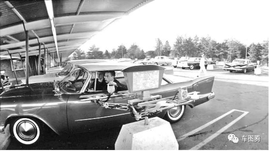 加油站百年演变史：从拖油瓶到女招待，为吸引顾客真是拼了