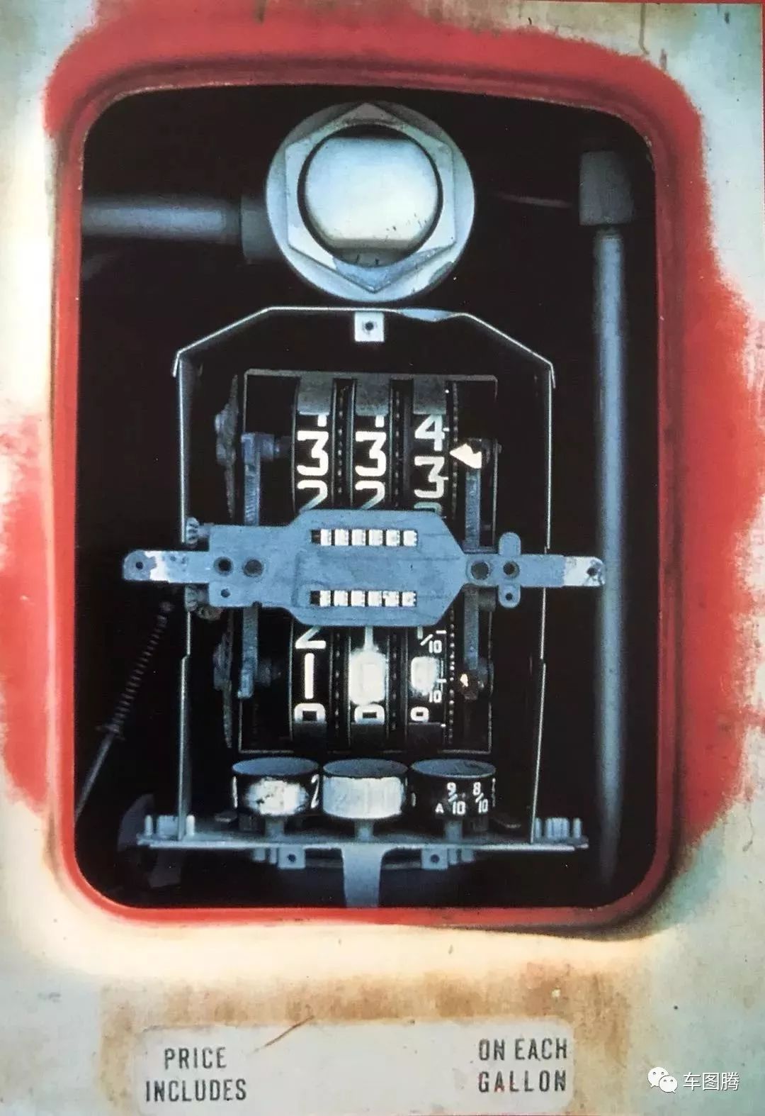 加油站百年演变史：从拖油瓶到女招待，为吸引顾客真是拼了