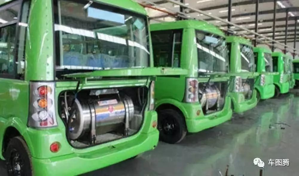 加油站百年演变史：从拖油瓶到女招待，为吸引顾客真是拼了