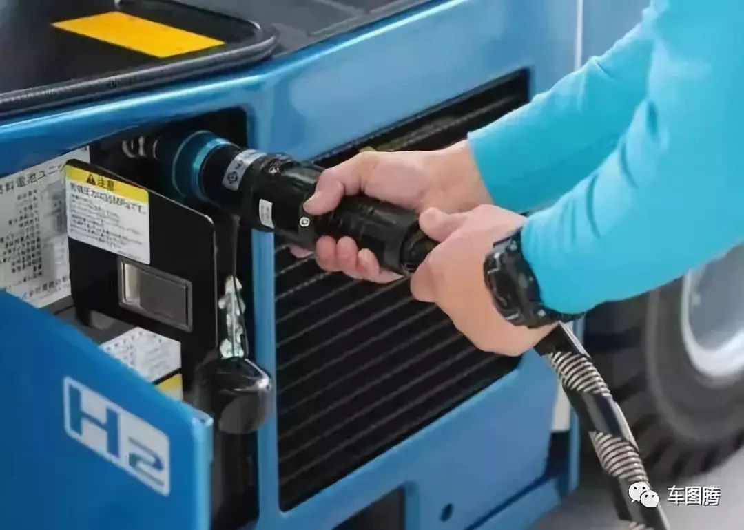 加油站百年演变史：从拖油瓶到女招待，为吸引顾客真是拼了