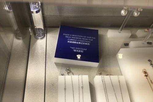 国外连锁服装店中文8大告示：中国人请勿在店内打嗝、放屁！