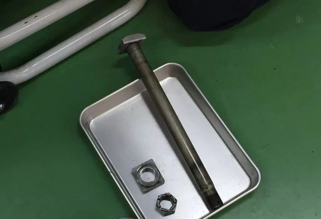 新手更换汽车轮胎的过程,新手换轮胎详细教程