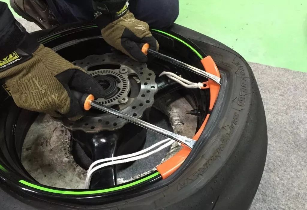 新手更换汽车轮胎的过程,新手换轮胎详细教程