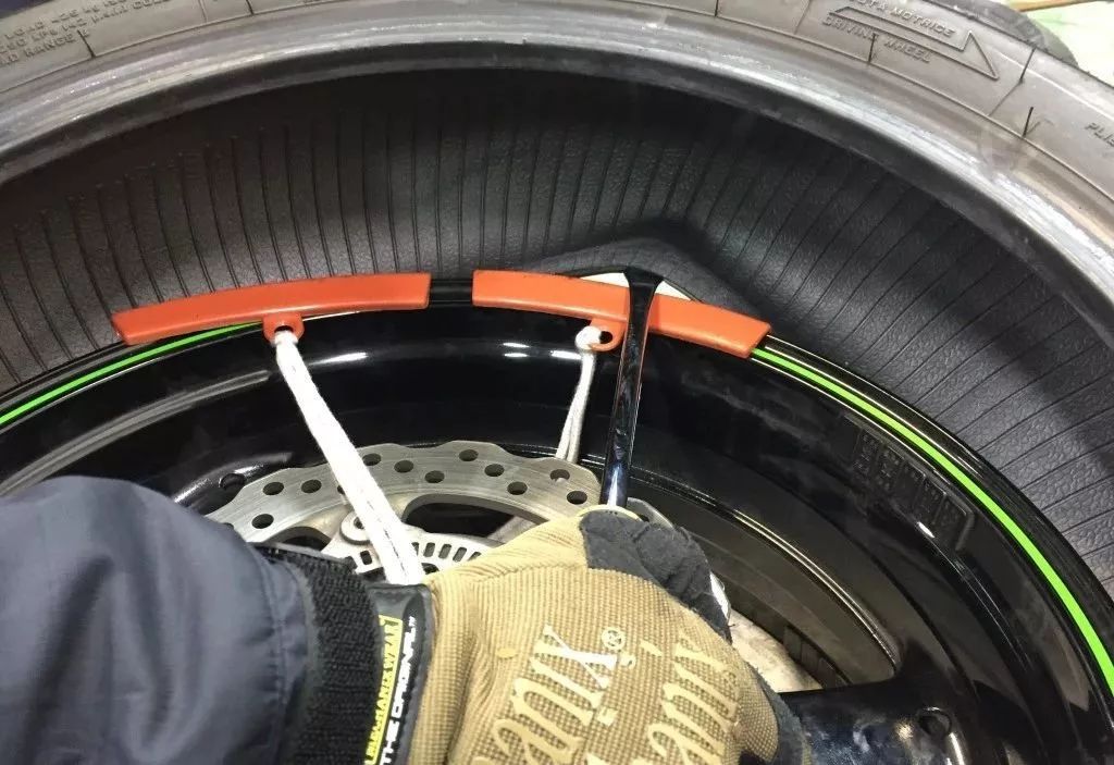 新手更换汽车轮胎的过程,新手换轮胎详细教程