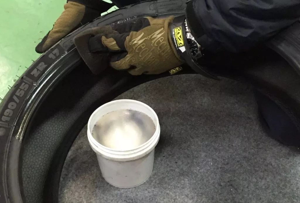 新手更换汽车轮胎的过程,新手换轮胎详细教程