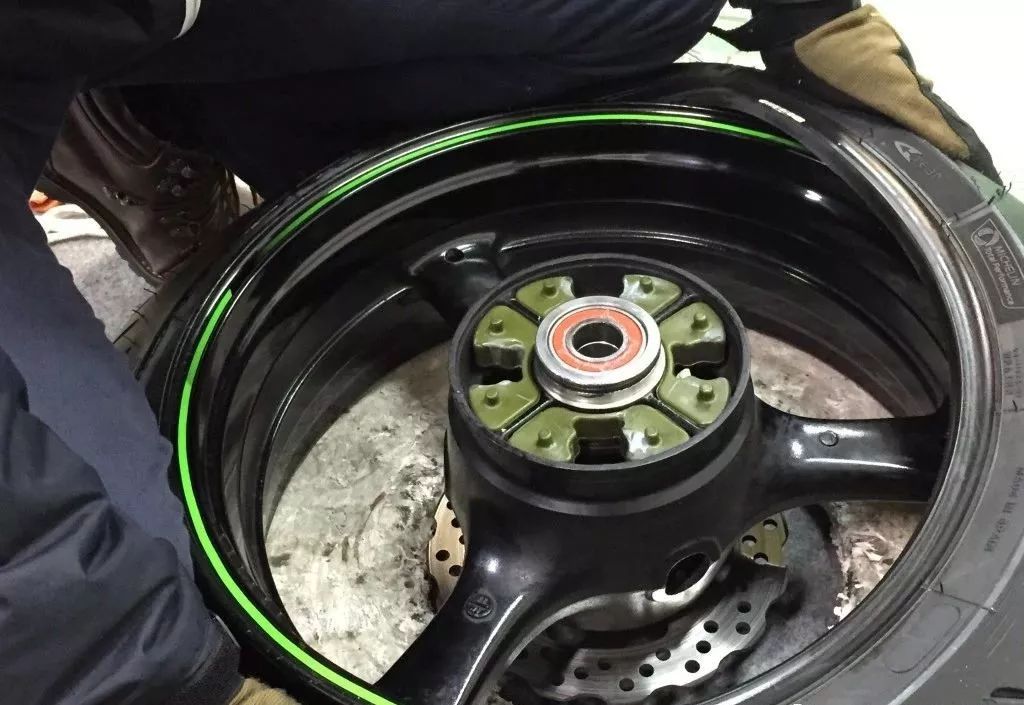 新手更换汽车轮胎的过程,新手换轮胎详细教程