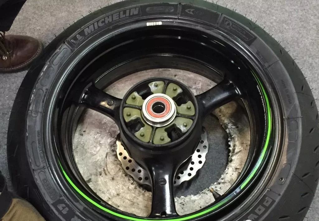 新手更换汽车轮胎的过程,新手换轮胎详细教程