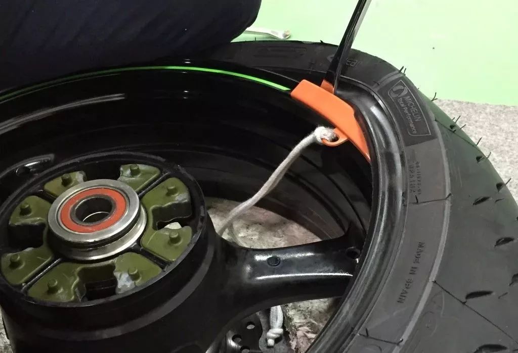 新手更换汽车轮胎的过程,新手换轮胎详细教程