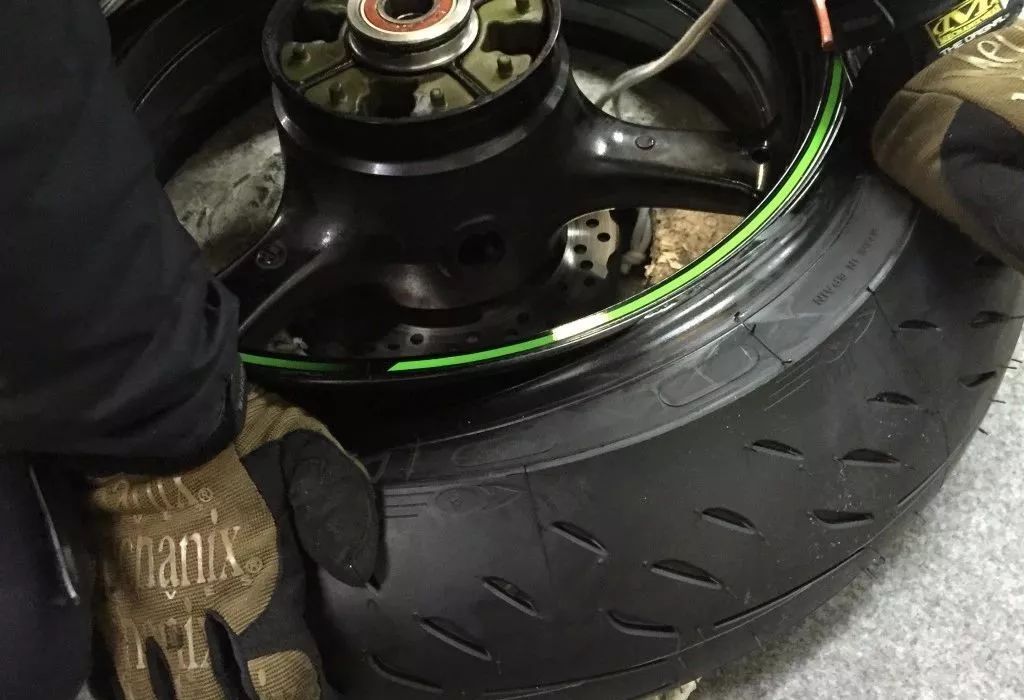 新手更换汽车轮胎的过程,新手换轮胎详细教程