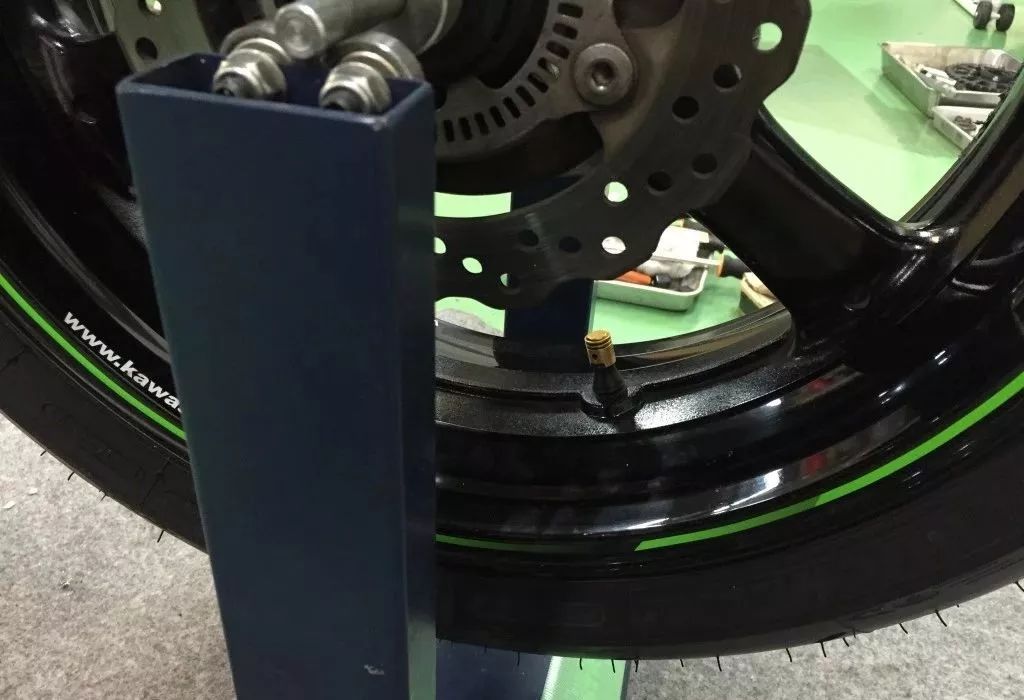 新手更换汽车轮胎的过程,新手换轮胎详细教程